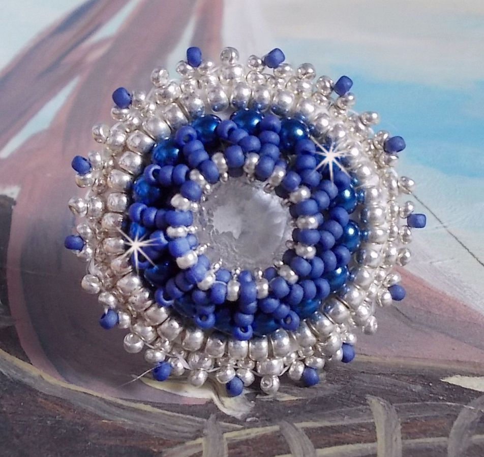 Marineblå ring brodert med Swarovski-krystall, runde perler og Miyuki seed perler