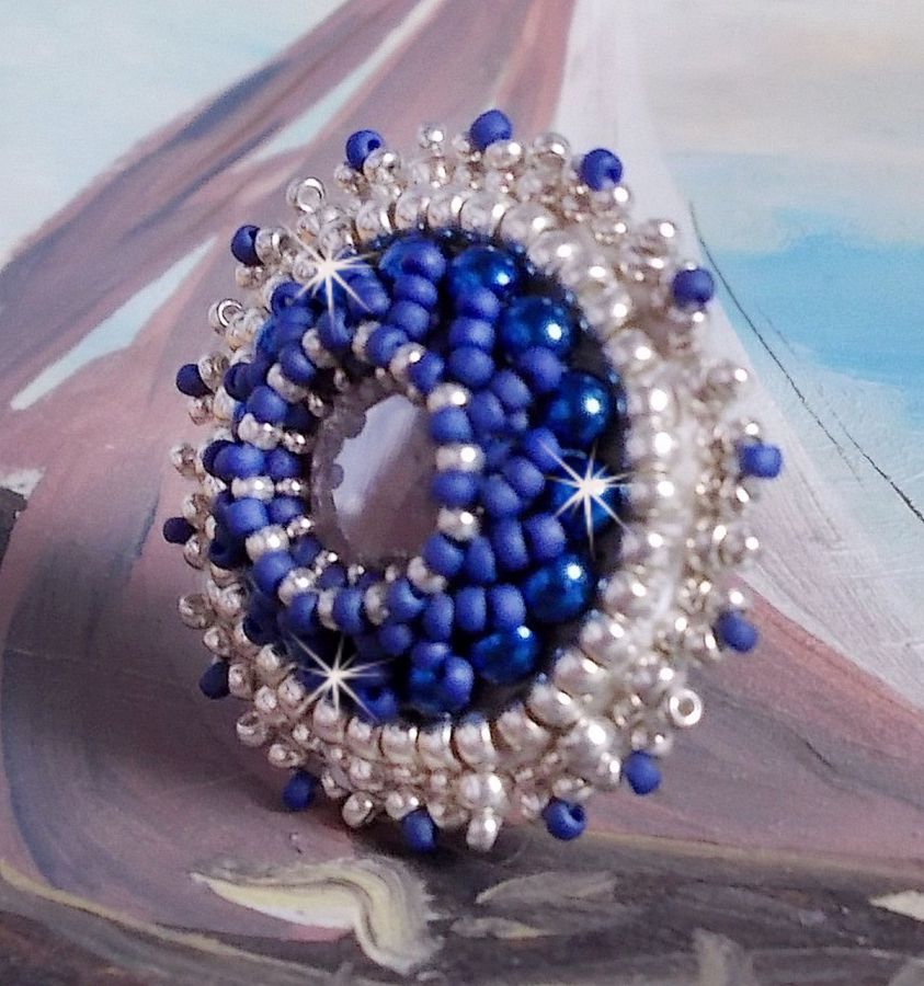 Marineblå ring brodert med Swarovski-krystall, runde perler og Miyuki seed perler