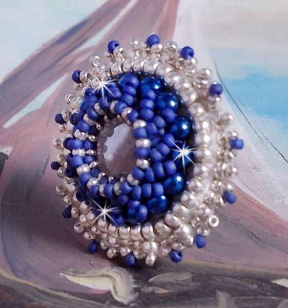 Marinebl&aring; ring brodert med Swarovski-krystall, runde perler og Miyuki seed perler