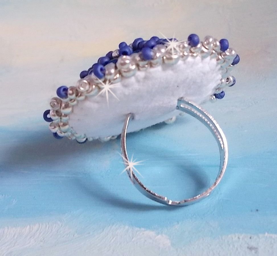 Marineblå ring brodert med Swarovski-krystall, runde perler og Miyuki seed perler