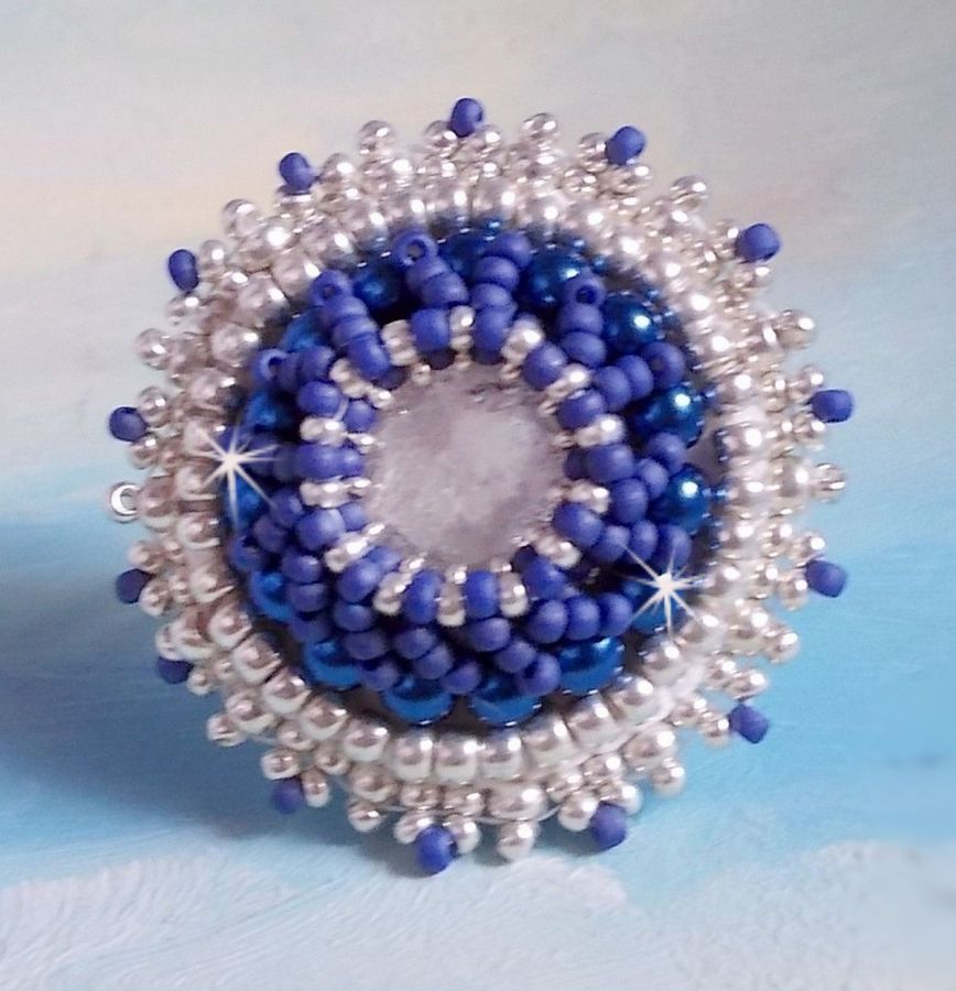 Marineblå ring brodert med Swarovski-krystall, runde perler og Miyuki seed perler