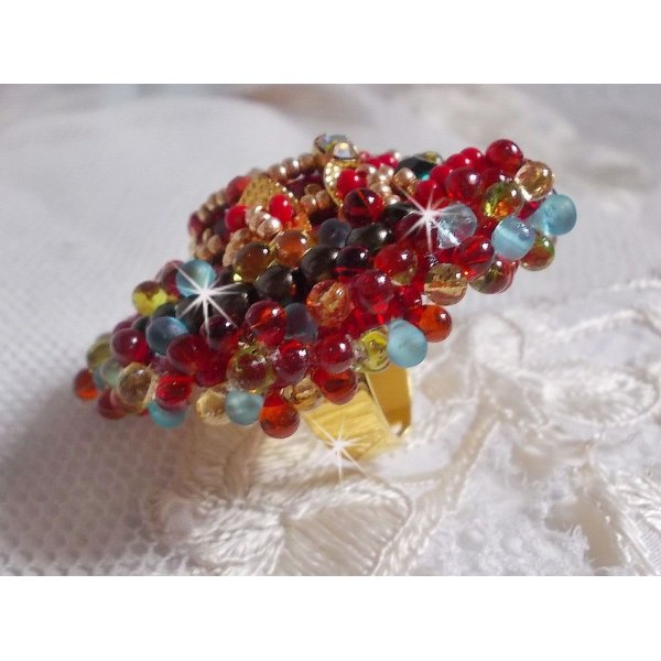 Mia ring brodert med en barokk Vintage asiatisk rubin cabochon og veldig fine perler.