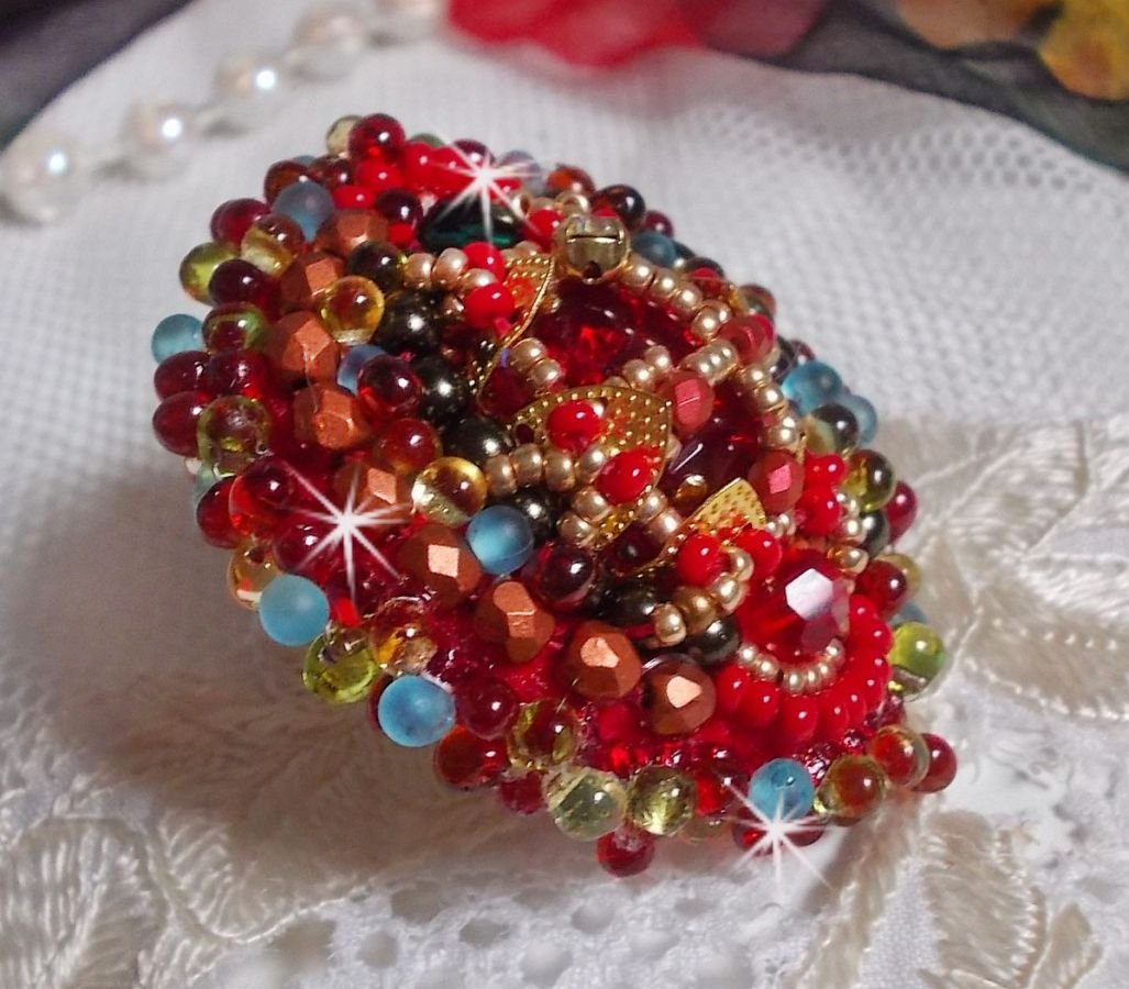 Mia ring brodert med en barokk Vintage asiatisk rubin cabochon og veldig fine perler.