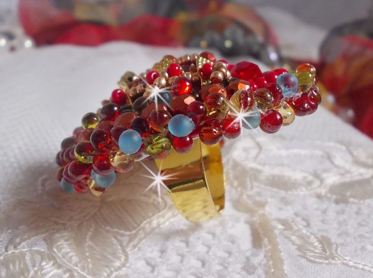 Mia ring brodert med en barokk Vintage asiatisk rubin cabochon og veldig fine perler.