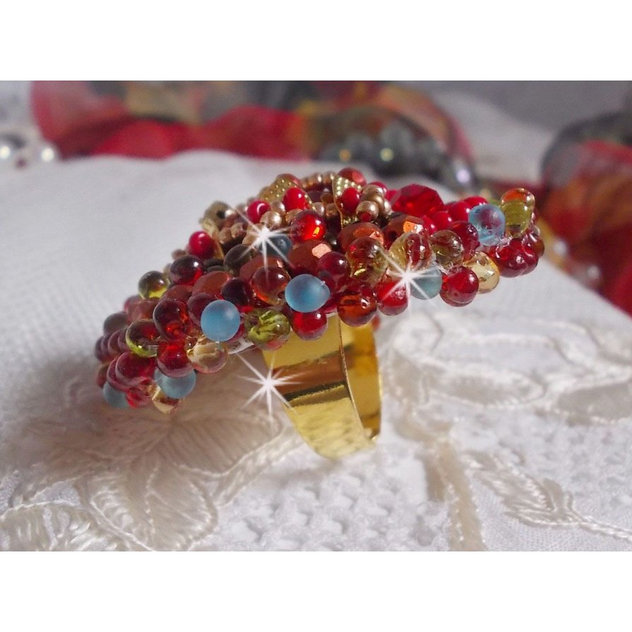 Mia ring brodert med en barokk Vintage asiatisk rubin cabochon og veldig fine perler.