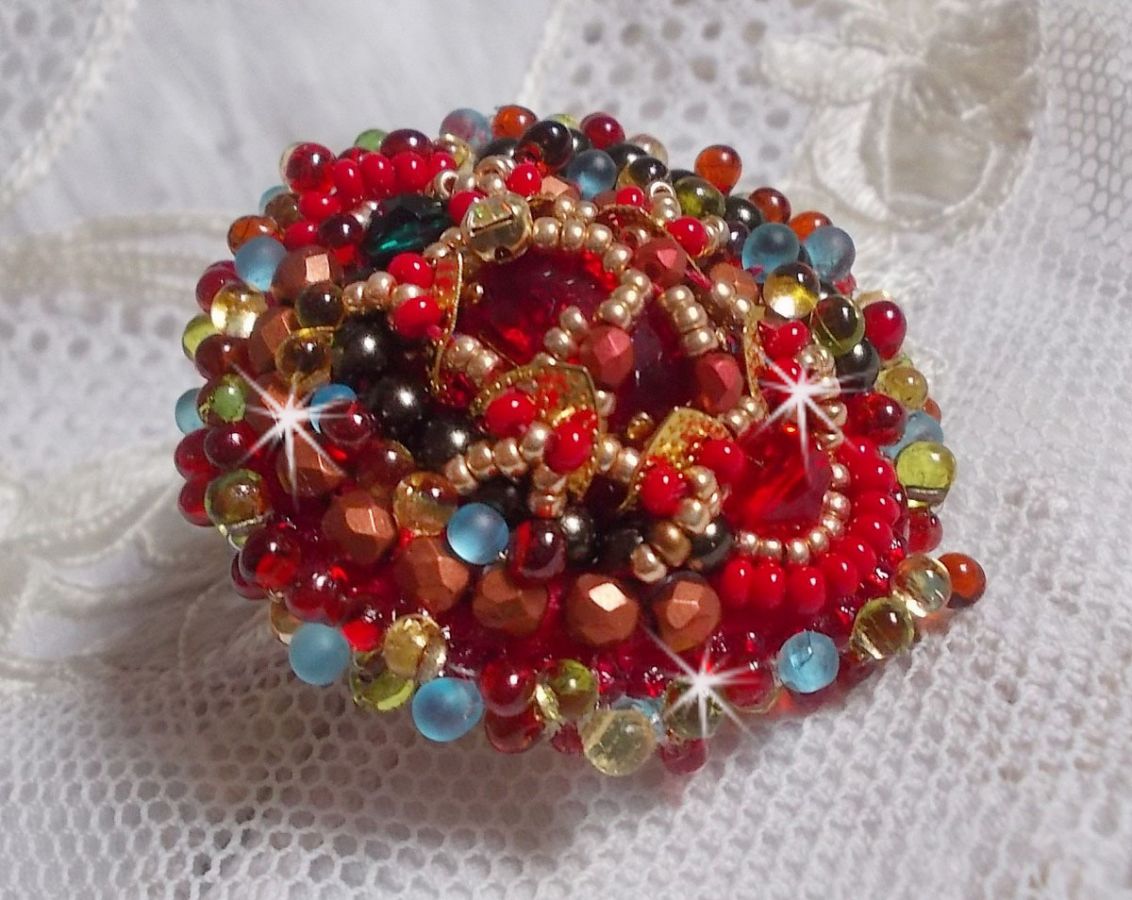 Mia ring brodert med en barokk Vintage asiatisk rubin cabochon og veldig fine perler.