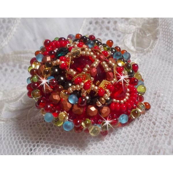 Mia ring brodert med en barokk Vintage asiatisk rubin cabochon og veldig fine perler.