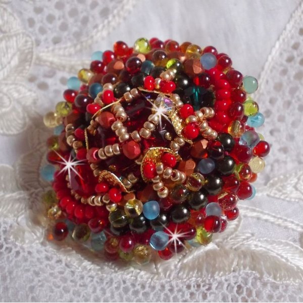 Mia ring brodert med en barokk Vintage asiatisk rubin cabochon og veldig fine perler.