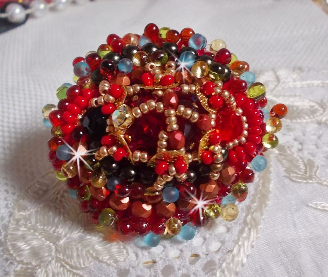 Mia ring brodert med en barokk Vintage asiatisk rubin cabochon og veldig fine perler.