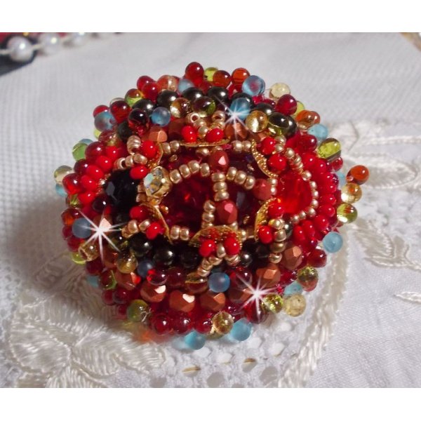 Mia ring brodert med en barokk Vintage asiatisk rubin cabochon og veldig fine perler.