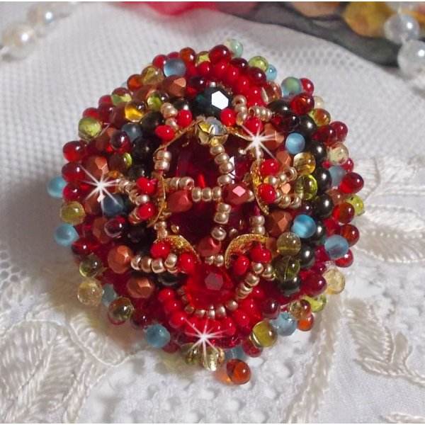 Mia ring brodert med en barokk Vintage asiatisk rubin cabochon og veldig fine perler.