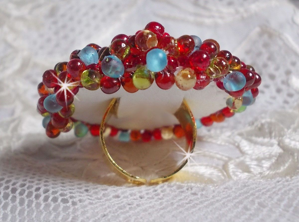 Mia ring brodert med en barokk Vintage asiatisk rubin cabochon og veldig fine perler.