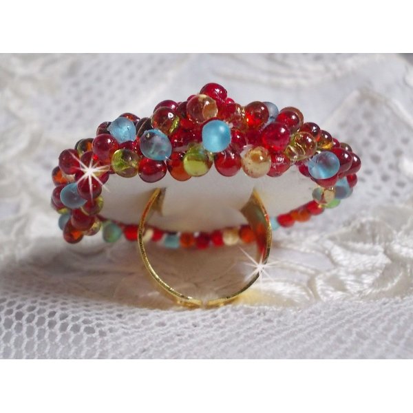 Mia ring brodert med en barokk Vintage asiatisk rubin cabochon og veldig fine perler.