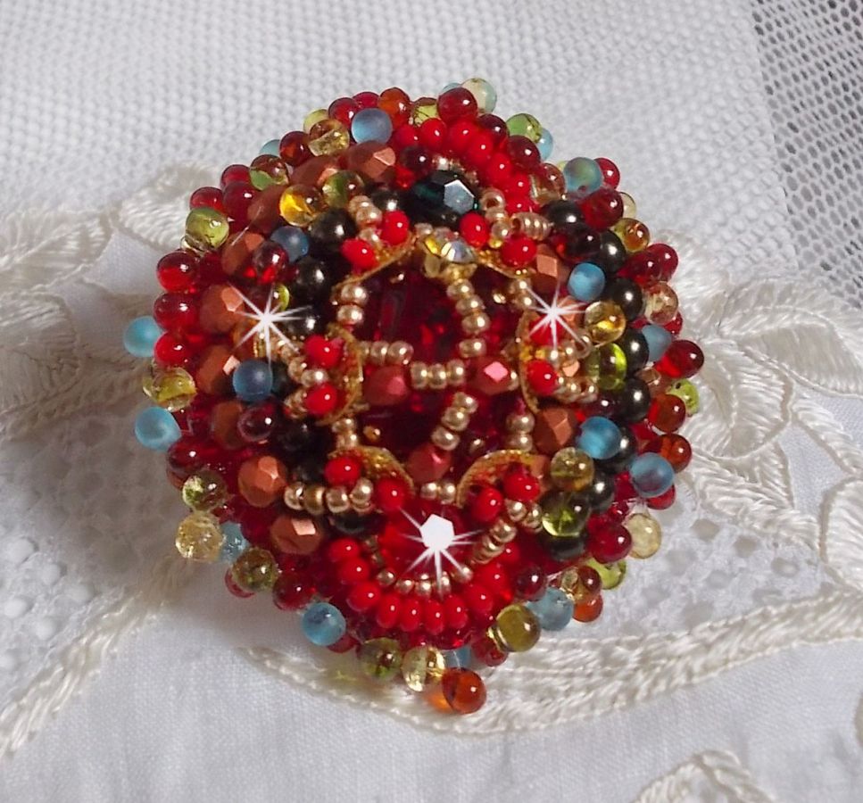 Mia ring brodert med en barokk Vintage asiatisk rubin cabochon og veldig fine perler.