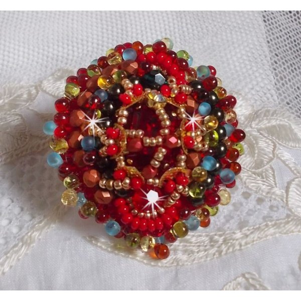 Mia ring brodert med en barokk Vintage asiatisk rubin cabochon og veldig fine perler.