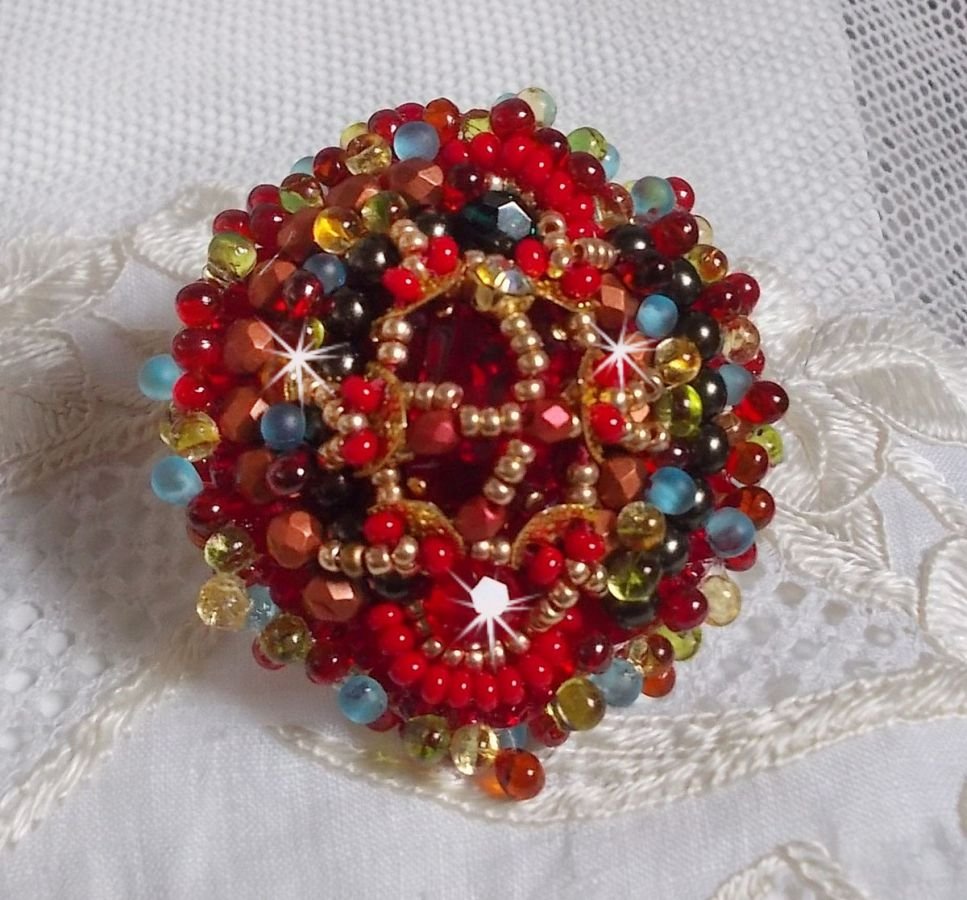 Mia ring brodert med en barokk Vintage asiatisk rubin cabochon og veldig fine perler.