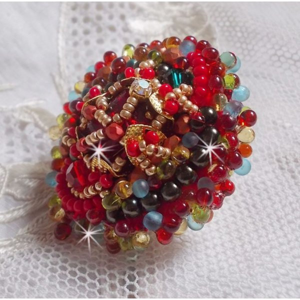 Mia ring brodert med en barokk Vintage asiatisk rubin cabochon og veldig fine perler.