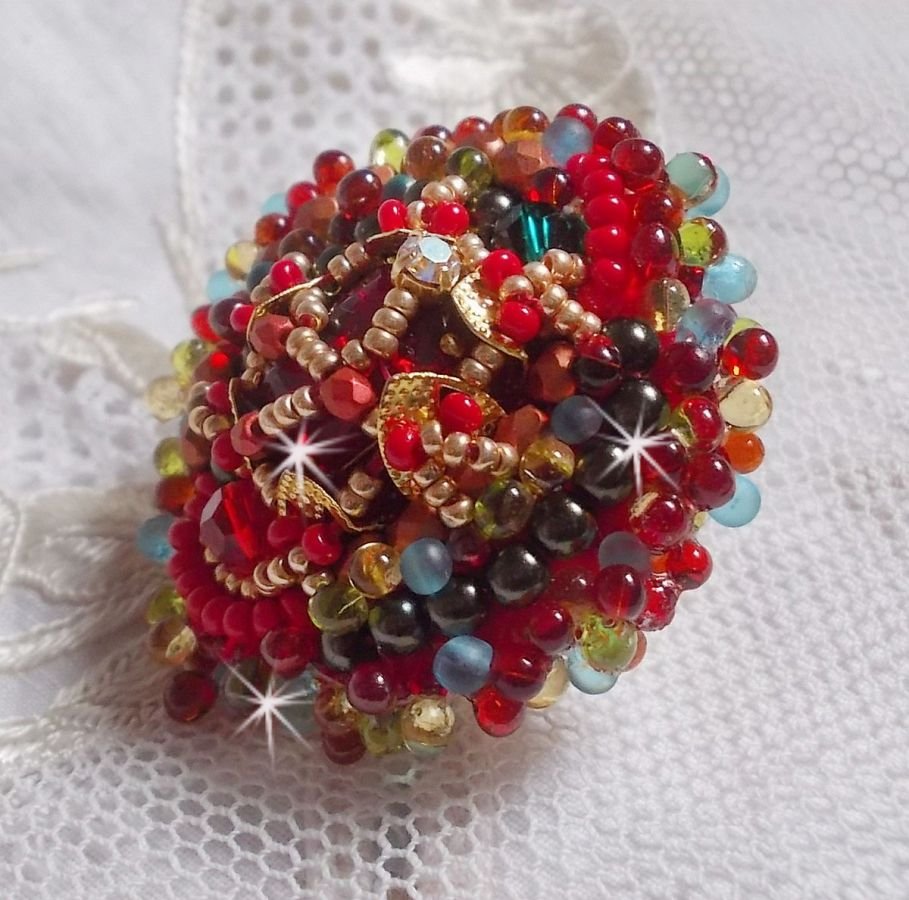 Mia ring brodert med en barokk Vintage asiatisk rubin cabochon og veldig fine perler.