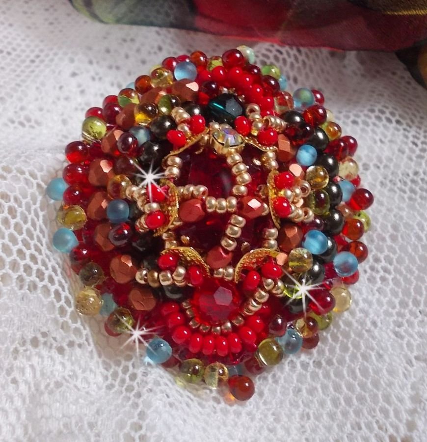 Mia ring brodert med en barokk Vintage asiatisk rubin cabochon og veldig fine perler.