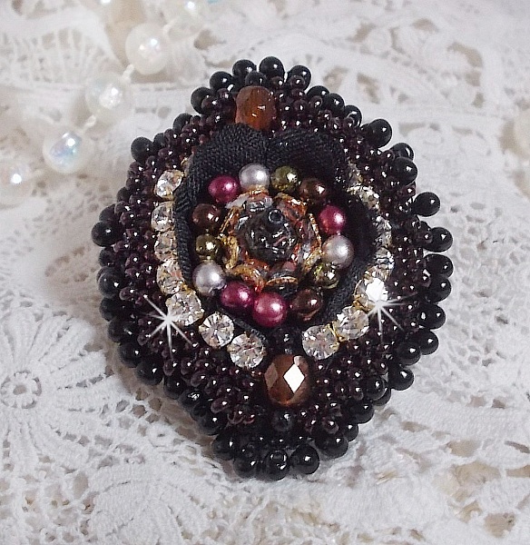 Bague Midnight Daisy brod&eacute;e avec des perles nacr&eacute;es noires, des chatons Cristal et des rocailles Miyuki