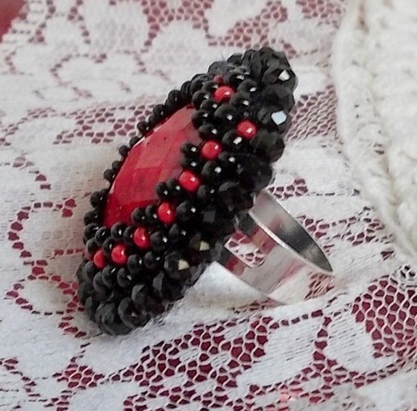 Midnight in Paris ring brodert med en rød fasettert cabochon og runde svarte perler