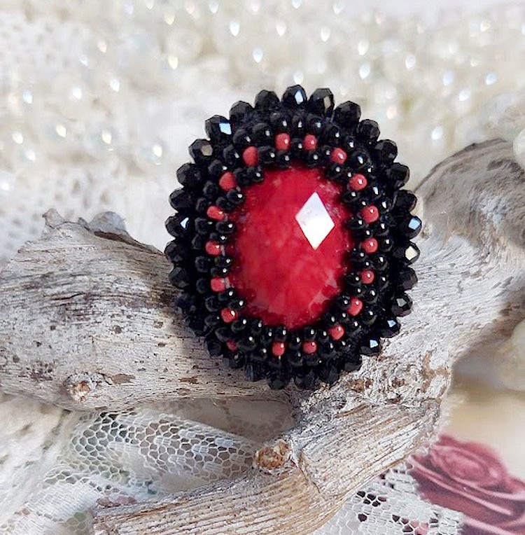 Midnight in Paris ring brodert med en rød fasettert cabochon og runde svarte perler