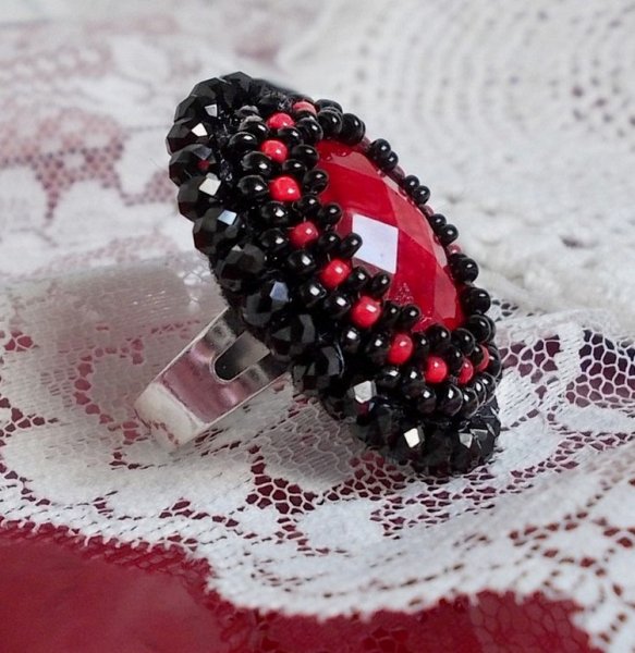 Midnight in Paris ring brodert med en rød fasettert cabochon og runde svarte perler