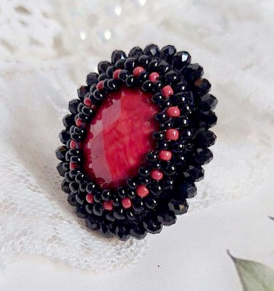 Midnight in Paris ring brodert med en rød fasettert cabochon og runde svarte perler