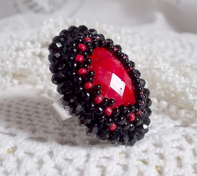 Midnight in Paris ring brodert med en rød fasettert cabochon og runde svarte perler