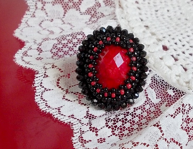 Midnight in Paris ring brodert med en rød fasettert cabochon og runde svarte perler