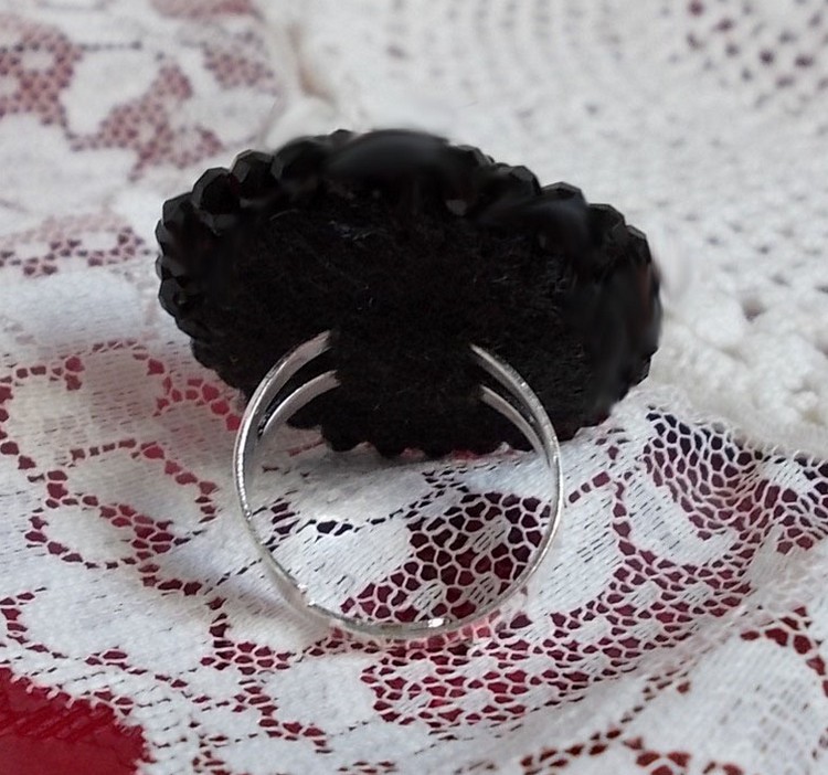 Midnight in Paris ring brodert med en rød fasettert cabochon og runde svarte perler