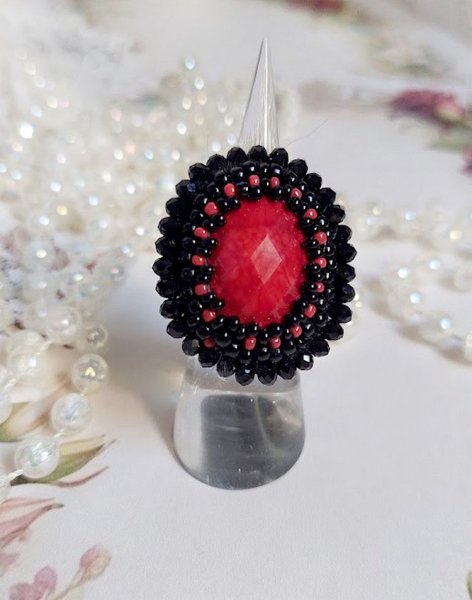 Midnight in Paris ring brodert med en r&oslash;d fasettert cabochon og runde svarte perler