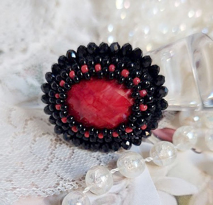 Midnight in Paris ring brodert med en rød fasettert cabochon og runde svarte perler