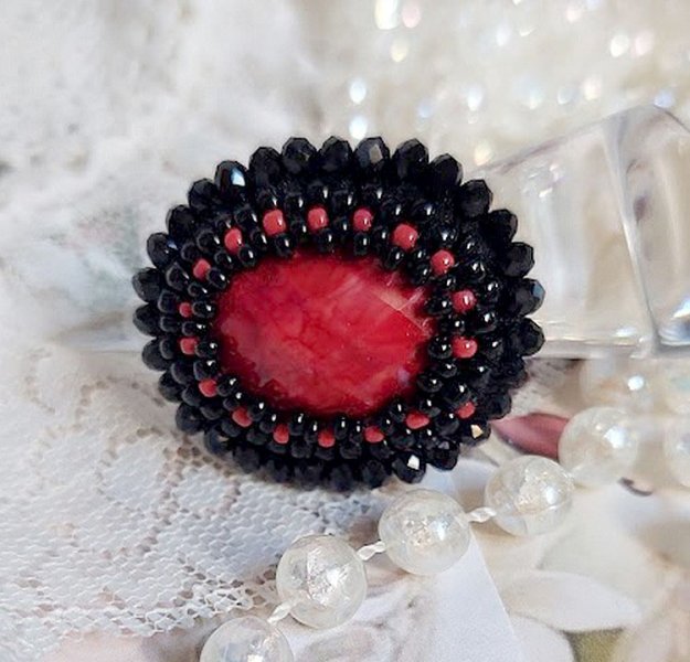 Midnight in Paris ring brodert med en rød fasettert cabochon og runde svarte perler