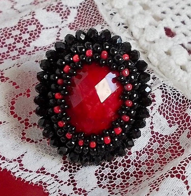 Midnight in Paris ring brodert med en rød fasettert cabochon og runde svarte perler