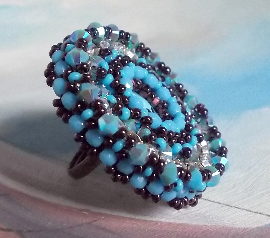 Naïade ring brodert med en turkisblå harpiks og krystall cabochon, et vakkert lysspill.