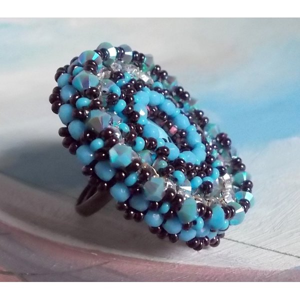 Naïade ring brodert med en turkisblå harpiks og krystall cabochon, et vakkert lysspill.