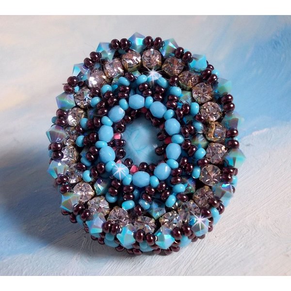 Na&iuml;ade ring brodert med en turkisbl&aring; harpiks og krystall cabochon, et vakkert lysspill.