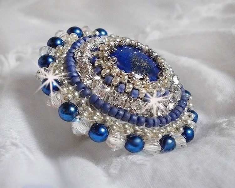 Blue Nile-ring brodert med lapis lazuli og Swarovski-krystaller