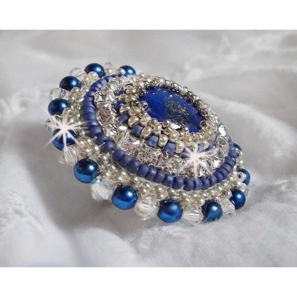 Blue Nile-ring brodert med lapis lazuli og Swarovski-krystaller
