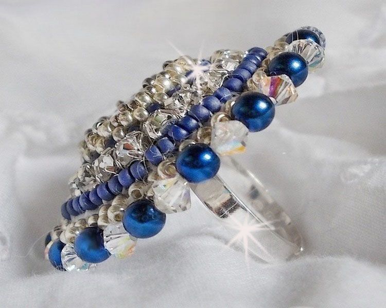 Blue Nile-ring brodert med lapis lazuli og Swarovski-krystaller