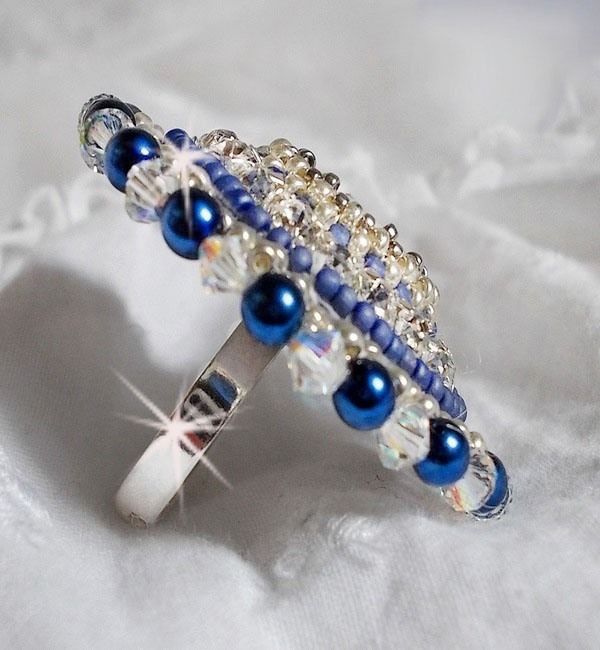 Blue Nile-ring brodert med lapis lazuli og Swarovski-krystaller