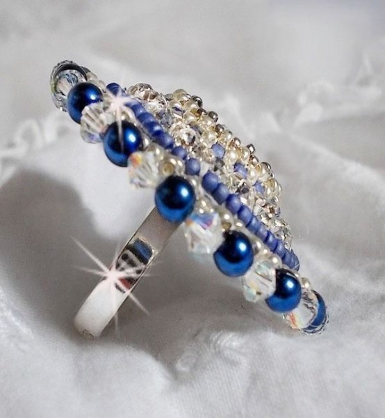 Blue Nile-ring brodert med lapis lazuli og Swarovski-krystaller