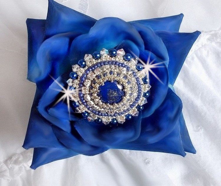 Blue Nile-ring brodert med lapis lazuli og Swarovski-krystaller