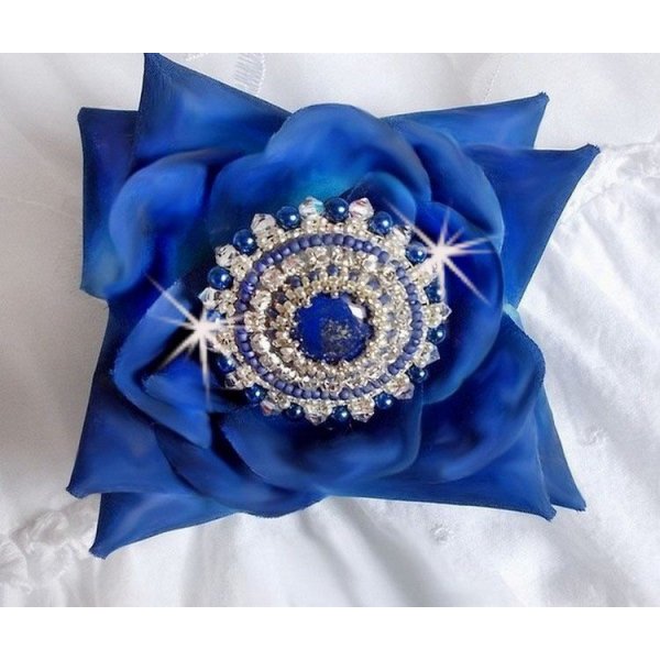 Blue Nile-ring brodert med lapis lazuli og Swarovski-krystaller