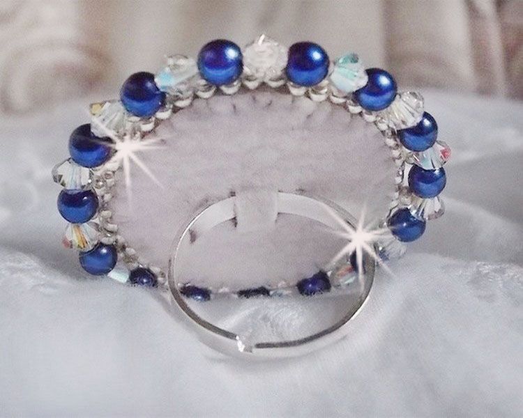 Blue Nile-ring brodert med lapis lazuli og Swarovski-krystaller