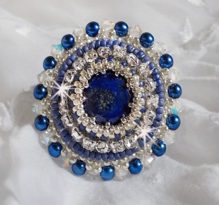 Blue Nile-ring brodert med lapis lazuli og Swarovski-krystaller