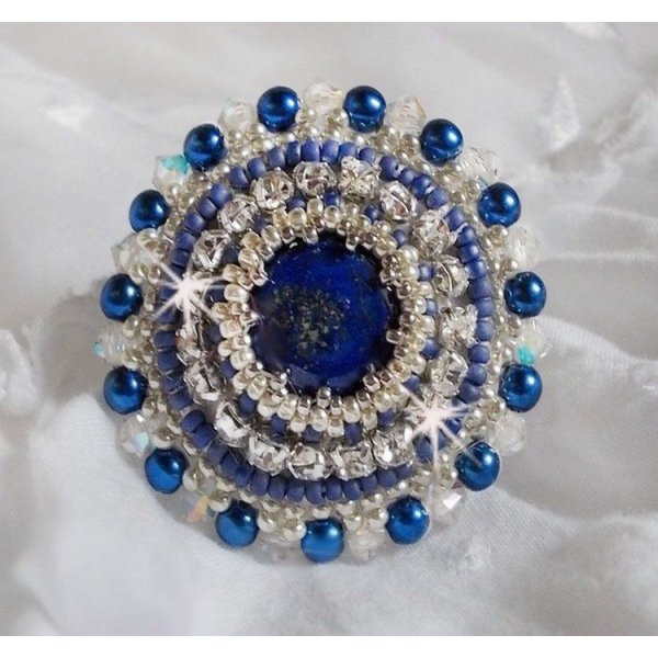 Blue Nile-ring brodert med lapis lazuli og Swarovski-krystaller