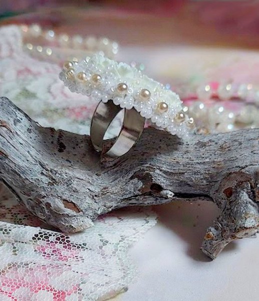 Bague Nuages Blancs brod&eacute;e avec une nacre naturel, roses r&eacute;sines, perles nacr&eacute;es, rocailles verres et bague rhodi&eacute;