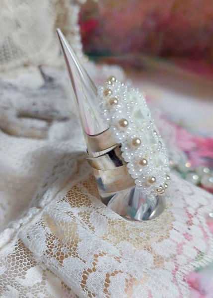 Bague Nuages Blancs brod&eacute;e avec une nacre naturel, roses r&eacute;sines, perles nacr&eacute;es, rocailles verres et bague rhodi&eacute;